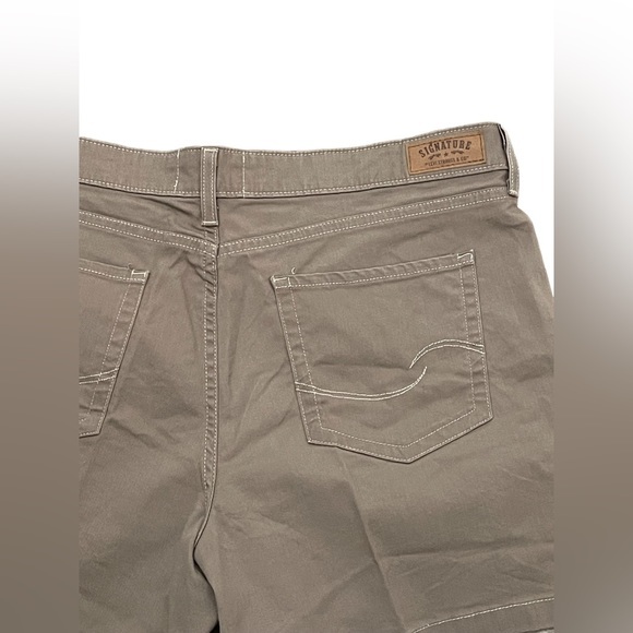 Levis Signature Totally Slimming Brown Denim Dark Khaki Shorts Women’s 16‎ - Picture 3 of 7